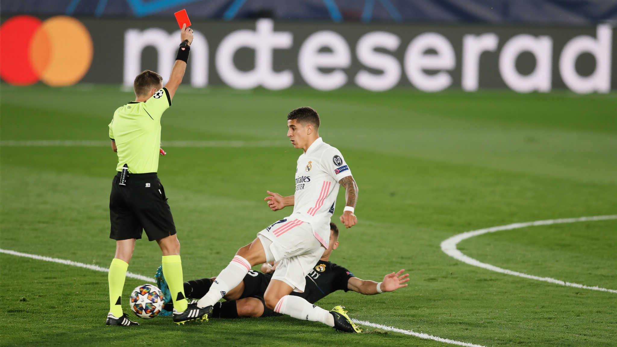 专家解析:皇马后卫阿森西奥染红判罚毫无争议 在绿茵场上,裁判的每一个吹罚都可能影响比赛进程,尤